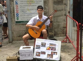 A student from satit school volunteered
to busk for charity by playing his
guitar. The donation will be given to
the forest fire officer of Phu Kradueng.